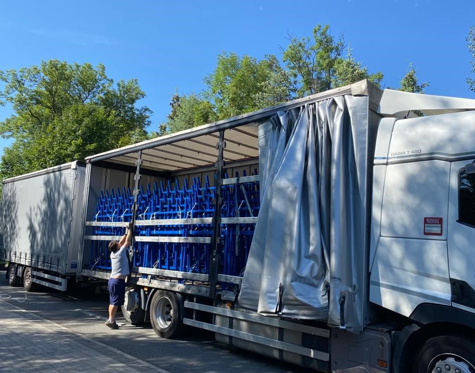 Glasgestelle in einem Lastwagen